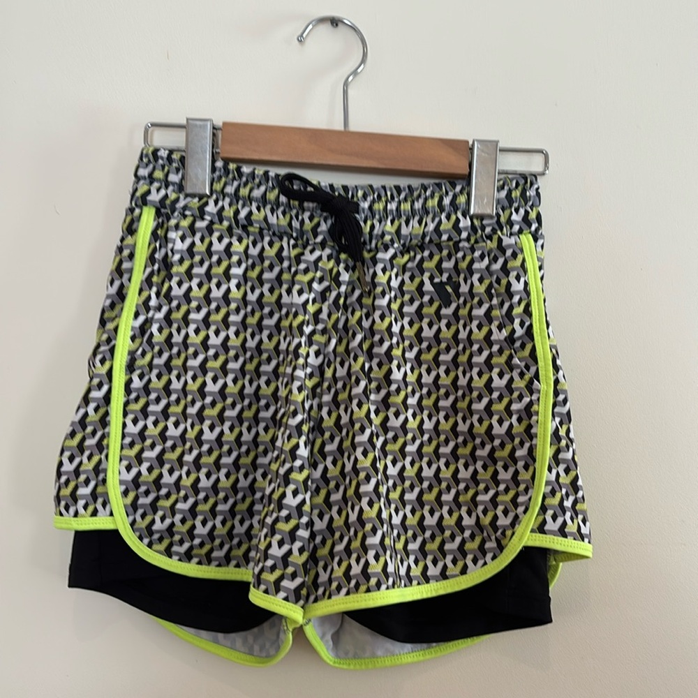 YAS sport, running shorts, geometric pattern